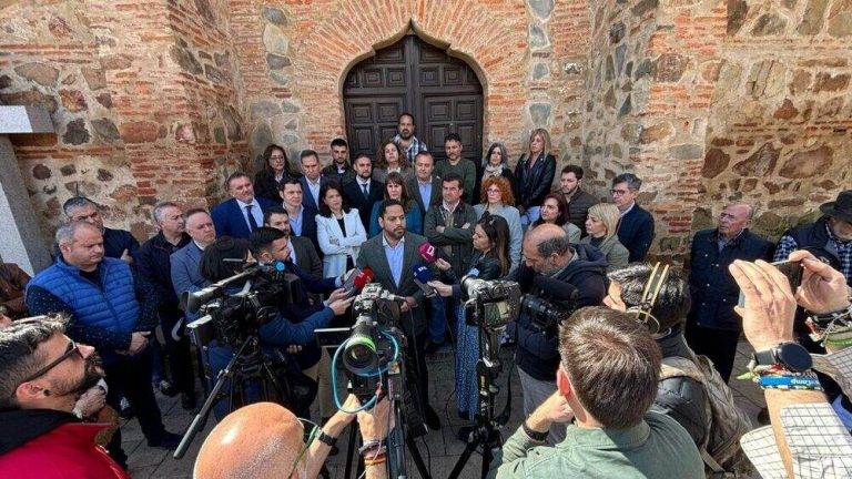 FOTOGRAFÍA. PLAZA AYUNTAMIENTO DE LA PUEBLA DE DON RODRIGO (CIUDAD REAL) CASTILLA-LA MANCHA (REINO DE ESPAÑA), 02 DE ABRIL DE 2025.