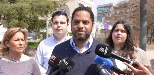 FOTOGRAFÍA. MATARÓ (BARCELONA) REINO DE ESPAÑA, 15 DE ABRIL DE 2025. El secretario general de VOX, Ignacio Garriga Vaz de Conceçao (c), junto a la portavoz adjunta del Grupo Parlamentario de VOX Parlamento de Cataluña, María Elisa García Fuster (i), la portavoz del Grupo Municipal de VOX en el Ayuntamiento de Mataró, Judith Cortés Cortés (d), ha sido registrado este mediodía en la Barriada de Cerdanyola de Mataró (Barcelona), durante una rueda de prensa sobre la actualidad política y los disturbios en este barrio, provocados por turbas islamistas inmigrantes ilegales, tras la expulsión de un extranjero okupa. Lasvocesdelpueblo (Ñ Pueblo)