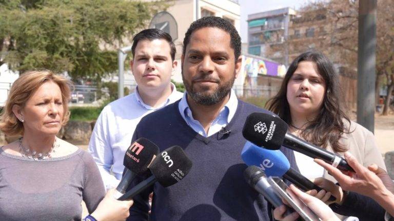 FOTOGRAFÍA. MATARÓ (BARCELONA) REINO DE ESPAÑA, 15 DE ABRIL DE 2025. El secretario general de VOX, Ignacio Garriga Vaz de Conceçao (c), junto a la portavoz adjunta del Grupo Parlamentario de VOX Parlamento de Cataluña, María Elisa García Fuster (i), la portavoz del Grupo Municipal de VOX en el Ayuntamiento de Mataró, Judith Cortés Cortés (d), ha sido registrado este mediodía en la Barriada de Cerdanyola de Mataró (Barcelona), durante una rueda de prensa sobre la actualidad política y los disturbios en este barrio, provocados por turbas islamistas inmigrantes ilegales, tras la expulsión de un extranjero okupa. Lasvocesdelpueblo (Ñ Pueblo)