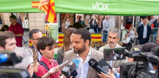 FOTOGRAFÍA. BARCELONA (REINO DE ESPAÑA), 23 DE ABRIL DE 2025. Durante sus declaraciones a medios junto al presidente del Grupo Municipal de VOX en el Ayuntamiento de Barcelona, Gonzalo de Oro-Pulido Plaza, y varios diputados por Barcelona al Parlamento de Cataluña como la también portavoz nacional de Juventud, Julia Calvet Puig, el secretario general de VOX, Ignacio Garriga Vaz de Conceçao, ha criticado la declaración institucional del presidente migracionista y WOKE de la Generalitat de Catalunya Salvador Illa Roca, que sucumbía una vez más a los deseos del separatismo, haciendo referencias a la catalanidad, a Europa y a la lengua catalana. Lasvocesdelpueblo (Ñ Pueblo)
