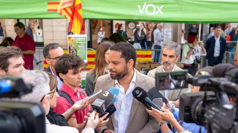 FOTOGRAFÍA. BARCELONA (REINO DE ESPAÑA), 23 DE ABRIL DE 2025. Durante sus declaraciones a medios junto al presidente del Grupo Municipal de VOX en el Ayuntamiento de Barcelona, Gonzalo de Oro-Pulido Plaza, y varios diputados por Barcelona al Parlamento de Cataluña como la también portavoz nacional de Juventud, Julia Calvet Puig, el secretario general de VOX, Ignacio Garriga Vaz de Conceçao, ha criticado la declaración institucional del presidente migracionista y WOKE de la Generalitat de Catalunya Salvador Illa Roca, que sucumbía una vez más a los deseos del separatismo, haciendo referencias a la catalanidad, a Europa y a la lengua catalana. Lasvocesdelpueblo (Ñ Pueblo)