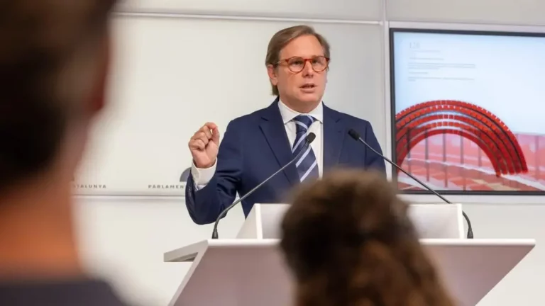 FOTOGRAFÍA. BARCELONA (REINO DE ESPAÑA), 29 DE ABRIL DE 2025. El portavoz del Grupo Parlamentario de VOX en el Parlamento de Cataluña, Joan Garriga Doménech, registrado este martes en rueda de prensa en la cámara automática catalana. Lasvocesdelpueblo (Ñ Pueblo)