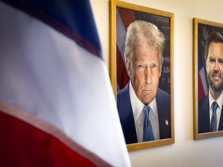 FOTOGRAFÍA. WASHINGTON (ESTADOS UNIDOS DE AMÉRICA), 09 DE ABRIL DE 2025. Un pasillo de la Presidencia del gobierno de los Estados Unidos de América (EEUU), La Casa Blanca, registra las fotografías de las dos personas que mandan en la 47ª Administración de de United States of America (USA), Donald John Trump y James David Vance, el presidente y vicepresidente -respectivamente- de EEUU, coincidiendo con la imposición histórica de los aranceles de hasta 125 % a las mercancías importadas de la República Popular de China, después de que la élite totalitaria comunista china se haya creído potencia y haya tomado represalia nada más que al pueblo estadounidense aumento sus aranceles a los productos fabricados en EEUU hasta los 84 %, como respuesta a la otra respuesta de Washington de subir los aranceles de 34 % a 84 %, respondiendo a otra represalia de la dictadura comunista china; una locura china que responde únicamente a su incultura y totalitarismo porque su economía depende totalmente del exterior: los chinos no consumen los productos extranjeros sino que lo fabricado en China por empresas extranjeras se vendo prácticamente fura de China. Por lo que no será rentable para ninguna empresa fabricar en China, además las tiendas chinas implantadas en EEUU tendrán únicamente que cerrar porque hasta ahora gozaban de una estafa comunista de cero arancel manteniendo así una competencia desleal con el comercio autóctono norteamericano. Ahora en una tienda China los productos será más caros que los productos del comercio legal estadounidense. Lasvocesdelpueblo (Ñ Pueblo)