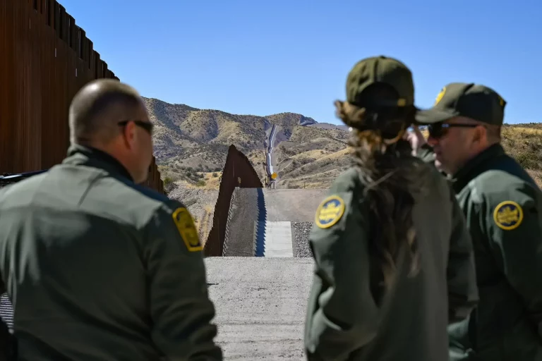 FOTOGRAFÍA. SAN DIEGO (CALIFORNIA), 07 DE ABRIL DE 2025. La secretaria de Seguridad Nacional de los Estados Unidos de América, Kristi Lynn Arnold Noem, ha asegurado hoy, lunes 7 de abril de 2025, que "hemos alcanzado un mínimo histórico en el número de niños migrantes que llegan solos a la frontera sur. Tras declarar el presidente Donald John Trump abril de 2025 como el Mes Nacional de la Prevención del Abuso Infantil, el Departamento de Seguridad Nacional ha tomado medidas históricas para asegurar nuestra frontera sur y erradicar la trata infantil. Seguiremos trabajando incansablemente para asegurar nuestras fronteras y garantizar que todo perpetrador de abuso infantil sea castigado con todo el rigor de la ley". Lasvocesdelpueblo (Ñ Pueblo)