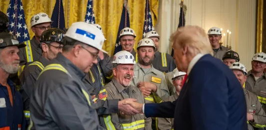 FOTOGRAFÍA. WASHINGTON (ESTADOS UNIDOS DE AMÉRICA), 09 DE ABRIL DE 2025. El 47º presidente de los Estados Unidos de América, Donald Trump, rodeado por los profesionales del sector minero de United States of America (USA), aseguró este miércoles que "hoy tomamos medidas históricas para ayudar a los trabajadores, mineros, familias y consumidores estadounidenses". "Ponemos fin de una vez por todas a la guerra de Joe Biden contra el carbón limpio y hermoso...". "Vamos a devolver el trabajo a los mineros". "¡Hagamos que Estados Unidos vuelva a ser rico y poderoso!". Lasvocesdelpueblo (Ñ Pueblo)
