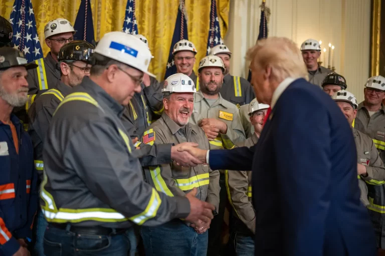 FOTOGRAFÍA. WASHINGTON (ESTADOS UNIDOS DE AMÉRICA), 09 DE ABRIL DE 2025. El 47º presidente de los Estados Unidos de América, Donald Trump, rodeado por los profesionales del sector minero de United States of America (USA), aseguró este miércoles que "hoy tomamos medidas históricas para ayudar a los trabajadores, mineros, familias y consumidores estadounidenses". "Ponemos fin de una vez por todas a la guerra de Joe Biden contra el carbón limpio y hermoso...". "Vamos a devolver el trabajo a los mineros". "¡Hagamos que Estados Unidos vuelva a ser rico y poderoso!". Lasvocesdelpueblo (Ñ Pueblo)