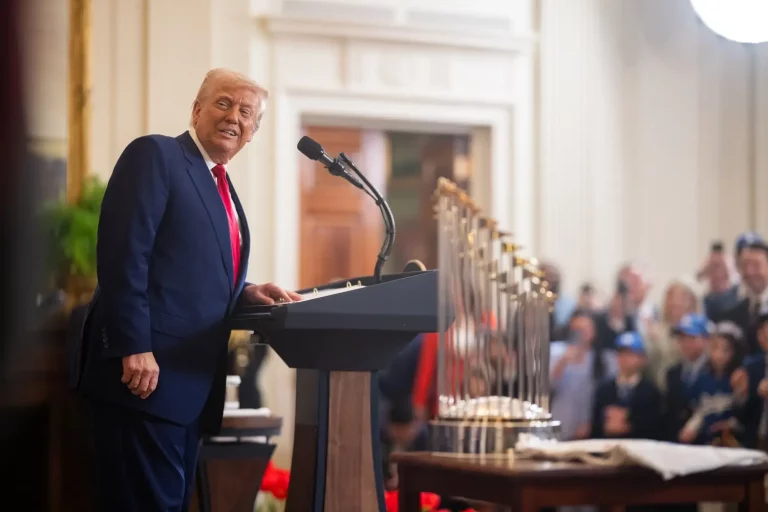 FOTOGRAFÍA. WASHINGTON (ESTADOS UNIDOS DE AMÉRICA), 07 DE ABRIL DE 2025. Los campeones del mundo de 2024 homenajeados en la Casa Blanca. El presidente de 47ª Administración de de United States of America (USA), Donald John Trump, felicita al campeón de la Serie Mundial 2024, Los Angeles Dodgers, por una temporada legendaria. "Estoy encantado de dar la bienvenida a la Casa Blanca a personas muy especiales... personas muy talentosas". Lasvocesdelpueblo (Ñ Pueblo)