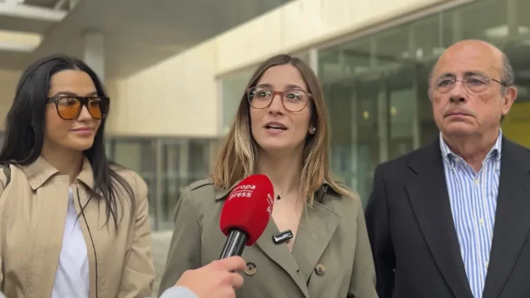 FOTOGRAFÍA. VALENCIA (REINO DE ESPAÑA), 12 DE ABRIL DE 2025. La portavoz Nacional de Juventud de VOX, Julia Calvet Puig (c); junto a sus compañeros, el diputado nacional Ignacio Gil Lázaro (d); y la eurodiputada de VOX, Mireia Borrás Pabón (i); participa este sábado en las Jornadas sobre Juventud que organiza en Valencia (Comunidad Valenciana) el partido presidido por Santiago Abascal Conde, después de iniciar los actos públicos post-DANA la formación con una multitudinaria comida el pasado fin de semana. Lasvocesdelpueblo (Ñ Pueblo)
