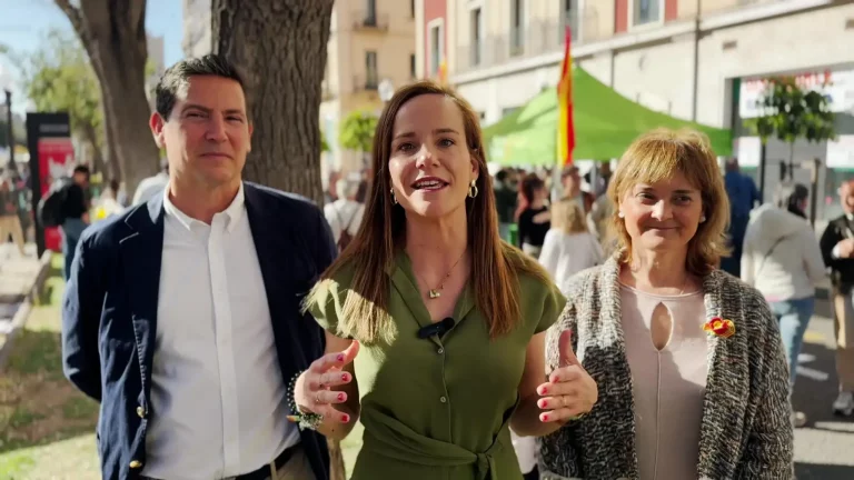 FOTOGRAFÍA. REUS (TARRAGONA) REINO DE ESPAÑA, 23 DE ABRIL DE 2025. La portavoz nacional de Agenda España de VOX y portavoz del Grupo Parlamentario en la Asamblea de Madrid, Isabel Pérez Moñino-Aranda; ha participado este tarde en la celebración de la "Diada" San Jorge (Sant Jordi) de Cataluña, junto a la cúpula provincial de VOX en Tarragona, liderada por el presidente provincial, diputado número uno por esta circunscripción electoral al Parlament de Catalunya y portavoz adjunto del Grupo Parlamentario, Sergio Macián de Greef; la líder de VOX en la ciudad de Tarragona y portavoz municipal, Judith Gómez García; y el líder de la agrupación local de VOX en Reus y portavoz dle Grupo Municipal, Francisco Javier Vaquero Rodríguez (Javier Vaquero). Lasvocesdelpueblo (Ñ Pueblo)