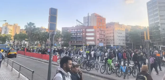 FOTOGRAFÍA. BARCELONA (CATALUÑA) REINO DE ESPAÑA, 28 DE ABRIL DE 2025. Detalle de aglomeraciones en la Estación de autobuses y tren de Rodalies Catalunya (Renfe) la tarde de este lunes, 28 de abril de 2025, tras el apagón generalizado en toda España sufrido desde las 12:30 horas de la tarde, por causa desconocida, según Grupo Red Eléctrica de España que preside la política socialista, globalista y WOKE, Beatriz Corredor Sierra, ministra de Vivienda de España de 2008 a 2010; y, desde 2020 hasta la fecha de hoy, presidente del Grupo Red Eléctrica de España, nombrada esta vez por el presidente del Gobierno y secretario general del Partido Socialista (PSOE), Pedro Sánchez Pérez-Castejón. Beatriz Corredor Sierra, que como presidente de Red Eléctrica de España cobra hasta «546.000 euros al año», dijo el 4 de noviembre de 2021 en el programa Espejo Público de Antena 3 que: «En España tenemos el mejor sistema eléctrico del mundo y no hay riesgo de apagón», reiteró textualmente burlándose de quienes preparaban sus «kits» (cajas) de supervivencia cuando España registraba miles de damnificado por la erupción del volcán de La Palma, que aún estaba en plena ebullición. Lasvocesdelpueblo (Ñ Pueblo)