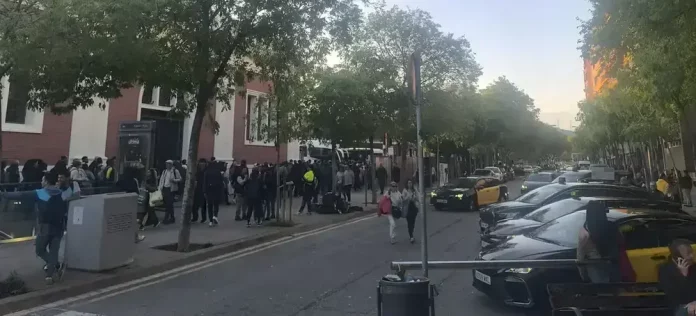 Rodalies Catalunya, apagón, apagón electrico, Red electrica, luz, electricdad, España (2) FOTOGRAFÍA. BARCELONA (CATALUÑA) REINO DE ESPAÑA, 28 DE ABRIL DE 2025. Detalle de aglomeraciones en la Estación de autobuses y tren de Rodalies Catalunya (Renfe) la tarde de este lunes, 28 de abril de 2025, tras el apagón generalizado en toda España sufrido desde las 12:30 horas de la tarde, por causa desconocida, según Grupo Red Eléctrica de España que preside la política socialista, globalista y WOKE, Beatriz Corredor Sierra, ministra de Vivienda de España de 2008 a 2010; y, desde 2020 hasta la fecha de hoy, presidente del Grupo Red Eléctrica de España, nombrada esta vez por el presidente del Gobierno y secretario general del Partido Socialista (PSOE), Pedro Sánchez Pérez-Castejón. Beatriz Corredor Sierra, que como presidente de Red Eléctrica de España cobra hasta «546.000 euros al año», dijo el 4 de noviembre de 2021 en el programa Espejo Público de Antena 3 que: «En España tenemos el mejor sistema eléctrico del mundo y no hay riesgo de apagón», reiteró textualmente burlándose de quienes preparaban sus «kits» (cajas) de supervivencia cuando España registraba miles de damnificado por la erupción del volcán de La Palma, que aún estaba en plena ebullición. Lasvocesdelpueblo (Ñ Pueblo)