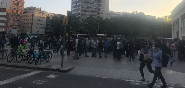 FOTOGRAFÍA. BARCELONA (CATALUÑA) REINO DE ESPAÑA, 28 DE ABRIL DE 2025. Detalle de aglomeraciones en la Estación de autobuses y tren de Rodalies Catalunya (Renfe) la tarde de este lunes, 28 de abril de 2025, tras el apagón generalizado en toda España sufrido desde las 12:30 horas de la tarde, por causa desconocida, según Grupo Red Eléctrica de España que preside la política socialista, globalista y WOKE, Beatriz Corredor Sierra, ministra de Vivienda de España de 2008 a 2010; y, desde 2020 hasta la fecha de hoy, presidente del Grupo Red Eléctrica de España, nombrada esta vez por el presidente del Gobierno y secretario general del Partido Socialista (PSOE), Pedro Sánchez Pérez-Castejón. Beatriz Corredor Sierra, que como presidente de Red Eléctrica de España cobra hasta «546.000 euros al año», dijo el 4 de noviembre de 2021 en el programa Espejo Público de Antena 3 que: «En España tenemos el mejor sistema eléctrico del mundo y no hay riesgo de apagón», reiteró textualmente burlándose de quienes preparaban sus «kits» (cajas) de supervivencia cuando España registraba miles de damnificado por la erupción del volcán de La Palma, que aún estaba en plena ebullición. Lasvocesdelpueblo (Ñ Pueblo)
