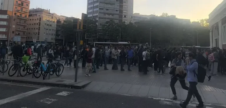 FOTOGRAFÍA. BARCELONA (CATALUÑA) REINO DE ESPAÑA, 28 DE ABRIL DE 2025. Detalle de aglomeraciones en la Estación de autobuses y tren de Rodalies Catalunya (Renfe) la tarde de este lunes, 28 de abril de 2025, tras el apagón generalizado en toda España sufrido desde las 12:30 horas de la tarde, por causa desconocida, según Grupo Red Eléctrica de España que preside la política socialista, globalista y WOKE, Beatriz Corredor Sierra, ministra de Vivienda de España de 2008 a 2010; y, desde 2020 hasta la fecha de hoy, presidente del Grupo Red Eléctrica de España, nombrada esta vez por el presidente del Gobierno y secretario general del Partido Socialista (PSOE), Pedro Sánchez Pérez-Castejón. Beatriz Corredor Sierra, que como presidente de Red Eléctrica de España cobra hasta «546.000 euros al año», dijo el 4 de noviembre de 2021 en el programa Espejo Público de Antena 3 que: «En España tenemos el mejor sistema eléctrico del mundo y no hay riesgo de apagón», reiteró textualmente burlándose de quienes preparaban sus «kits» (cajas) de supervivencia cuando España registraba miles de damnificado por la erupción del volcán de La Palma, que aún estaba en plena ebullición. Lasvocesdelpueblo (Ñ Pueblo)