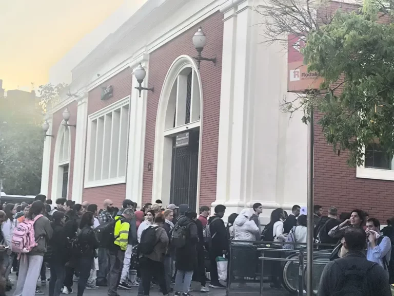 FOTOGRAFÍA. BARCELONA (CATALUÑA) REINO DE ESPAÑA, 28 DE ABRIL DE 2025. Detalle de aglomeraciones en la Estación de autobuses y tren de Rodalies Catalunya (Renfe) la tarde de este lunes, 28 de abril de 2025, tras el apagón generalizado en toda España sufrido desde las 12:30 horas de la tarde, por causa desconocida, según Grupo Red Eléctrica de España que preside la política socialista, globalista y WOKE, Beatriz Corredor Sierra, ministra de Vivienda de España de 2008 a 2010; y, desde 2020 hasta la fecha de hoy, presidente del Grupo Red Eléctrica de España, nombrada esta vez por el presidente del Gobierno y secretario general del Partido Socialista (PSOE), Pedro Sánchez Pérez-Castejón. Beatriz Corredor Sierra, que como presidente de Red Eléctrica de España cobra hasta «546.000 euros al año», dijo el 4 de noviembre de 2021 en el programa Espejo Público de Antena 3 que: «En España tenemos el mejor sistema eléctrico del mundo y no hay riesgo de apagón», reiteró textualmente burlándose de quienes preparaban sus «kits» (cajas) de supervivencia cuando España registraba miles de damnificado por la erupción del volcán de La Palma, que aún estaba en plena ebullición. Lasvocesdelpueblo (Ñ Pueblo)