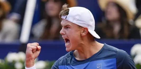 FOTOGRAFÍA. BARCELONA (REINO DE ESPAÑA), DOMINGO DE PASCUA 20 DE ABRIL DE 2025. El tenista danés Holger Rune clebra un punto durante la final del Barcelona Open Banc Sabadell-Trofeo Conde de Godó disputado ante el español Carlos Alcaraz este domingo en Barcelona. Efe