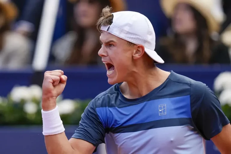 FOTOGRAFÍA. BARCELONA (REINO DE ESPAÑA), DOMINGO DE PASCUA 20 DE ABRIL DE 2025. El tenista danés Holger Rune clebra un punto durante la final del Barcelona Open Banc Sabadell-Trofeo Conde de Godó disputado ante el español Carlos Alcaraz este domingo en Barcelona. Efe