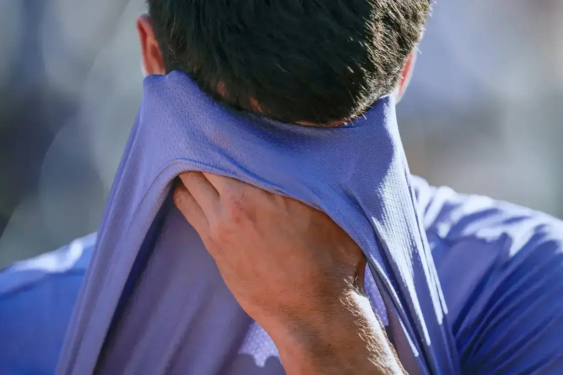 FOTOGRAFÍA. BARCELONA (REINO DE ESPAÑA), DOMINGO DE PASCUA 20 DE ABRIL DE 2025. El tenista español Carlos Alcaraz tras perder la final del Barcelona Open Banc Sabadell-Trofeo Conde de Godó disputado ante el danés Holger Rune, este domingo en Barcelona. Efe