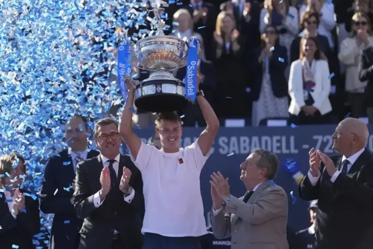 FOTOGRAFÍA. BARCELONA (REINO DE ESPAÑA), DOMINGO DE PASCUA 20 DE ABRIL DE 2025. El tenista danés Holger Rune levanta el trofeo tras su victoria ante el español Carlos Alcaraz en la final del Barcelona Open Banc Sabadell-Trofeo Conde de Godó disputado en Barcelona. Efe