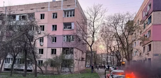 FOTOGRAFÍA. KRIVÓI ROG (UCRANIA), 06 DE ABRIL DE 2025. Una vista muestra el lugar de un ataque con misiles rusos, en medio del ataque de Rusia a Ucrania, en Krivói Rog. Administración militar de Dnipropetrovsk