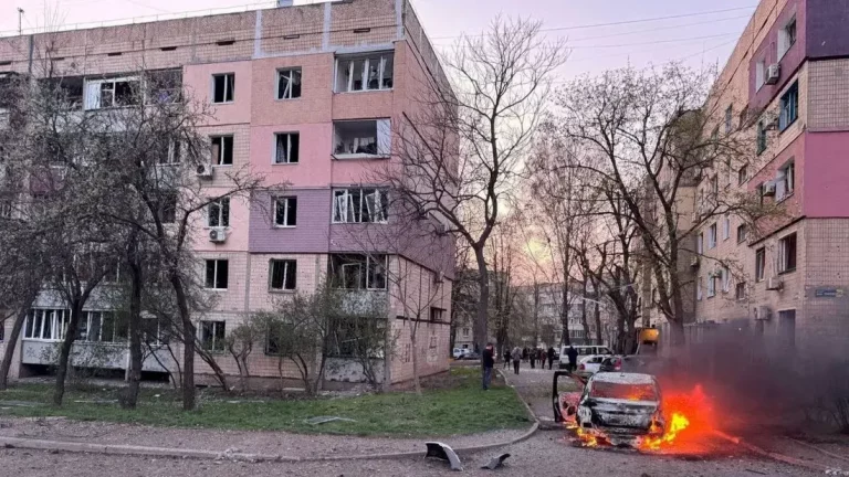 FOTOGRAFÍA. KRIVÓI ROG (UCRANIA), 06 DE ABRIL DE 2025. Una vista muestra el lugar de un ataque con misiles rusos, en medio del ataque de Rusia a Ucrania, en Krivói Rog. Administración militar de Dnipropetrovsk