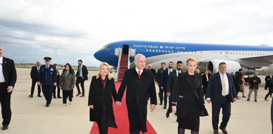 FOTOGRAFÍA. WASHINGTON (ESADAOS UNIDOS DE AMÉRICA), 07 DE ABRIL DE 2025. La primera dama de Israel, Sara Ben-Artzi (Sara Netanyahu), y su marido —primer ministro del país hebreo— Benjamín Netanyahu, llegaron anoche a la capital de los Estados Unidos de América, Washington. Lasvocesdelpueblo (Ñ Pueblo)