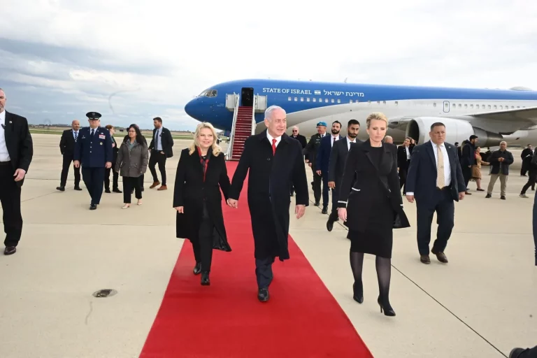 FOTOGRAFÍA. WASHINGTON (ESADAOS UNIDOS DE AMÉRICA), 07 DE ABRIL DE 2025. La primera dama de Israel, Sara Ben-Artzi (Sara Netanyahu), y su marido —primer ministro del país hebreo— Benjamín Netanyahu, llegaron anoche a la capital de los Estados Unidos de América, Washington. Lasvocesdelpueblo (Ñ Pueblo)