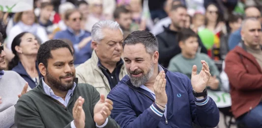 FOTOGRAFÍA. PLAZA DE LA CONSTITUCIÓN ESPAÑOLA DEL BARRIO BONAVISTA DE LA CIUDAD DE TARRAGONA (TARRAGONA) CATALUÑA (REINO DE ESPAÑA), 28 DE ABRIL DE 2024. Campaña Electoral Elecciones Catalanas del 12 de mayo de 2024 (12M). "Cataluña no aguanta más legislatura de chaladura separatista". Así sentenció hoy el candidato de VOX por Tarragona al Parlament de Catalunya para las elecciones 12M, Sergio Macián de Greef, fuertemente arropado por la cúpula nacional de VOX, liderada por el presidente del partido, Santiago Abascal Conde -quien se ha estrenado hoy en la campaña electoral catalana después de su histórica aparición en precampaña en Tarrasa (Barcelona)- y por el secretario general de VOX y candidato a President del Govern de la Generalitat de Catalunya, Ignacio Garriga Vaz de Conceiçao. Estuvieron presentes entre los integrantes de la candidatura del candidato Marcián, su número 2, Javier Ramírez Gutiérrez; su número 3, Isabel Lorenzo Medina; su número 4, Ricard Montero i Meca; su número 5, Isabel Segarra Clemente; su número 6, Paul Daniel Axinte; su número 7 y portavoz del Grupo Municipal en el Ayuntamiento de Tarragona, Judith Gómez García, entre otros, y varios centenares de simpatizantes y militantes -entre ellos los concejales y la  diputada provincia tarraconense, Ana Belén Rodríguez Ros, en la emblemática plaza de la Constitución española en Tarragona. Lasvocesdelpueblo (Ñ Pueblo)
