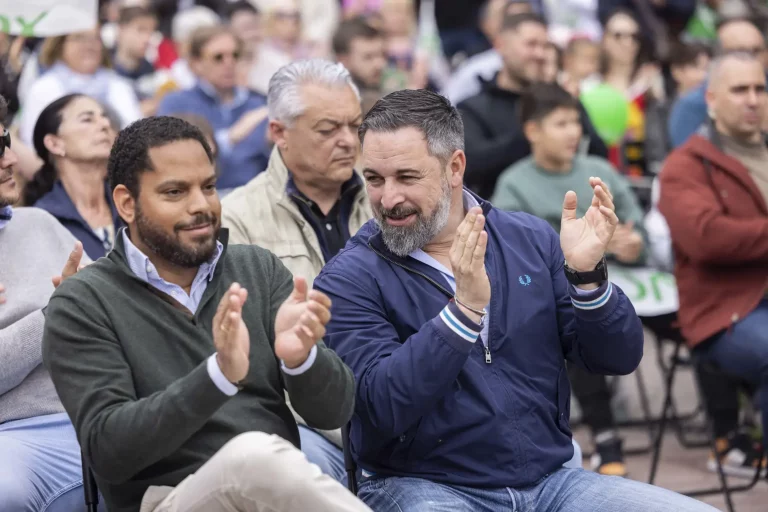 FOTOGRAFÍA. PLAZA DE LA CONSTITUCIÓN ESPAÑOLA DEL BARRIO BONAVISTA DE LA CIUDAD DE TARRAGONA (TARRAGONA) CATALUÑA (REINO DE ESPAÑA), 28 DE ABRIL DE 2024. Campaña Electoral Elecciones Catalanas del 12 de mayo de 2024 (12M). "Cataluña no aguanta más legislatura de chaladura separatista". Así sentenció hoy el candidato de VOX por Tarragona al Parlament de Catalunya para las elecciones 12M, Sergio Macián de Greef, fuertemente arropado por la cúpula nacional de VOX, liderada por el presidente del partido, Santiago Abascal Conde -quien se ha estrenado hoy en la campaña electoral catalana después de su histórica aparición en precampaña en Tarrasa (Barcelona)- y por el secretario general de VOX y candidato a President del Govern de la Generalitat de Catalunya, Ignacio Garriga Vaz de Conceiçao. Estuvieron presentes entre los integrantes de la candidatura del candidato Marcián, su número 2, Javier Ramírez Gutiérrez; su número 3, Isabel Lorenzo Medina; su número 4, Ricard Montero i Meca; su número 5, Isabel Segarra Clemente; su número 6, Paul Daniel Axinte; su número 7 y portavoz del Grupo Municipal en el Ayuntamiento de Tarragona, Judith Gómez García, entre otros, y varios centenares de simpatizantes y militantes -entre ellos los concejales y la  diputada provincia tarraconense, Ana Belén Rodríguez Ros, en la emblemática plaza de la Constitución española en Tarragona. Lasvocesdelpueblo (Ñ Pueblo)