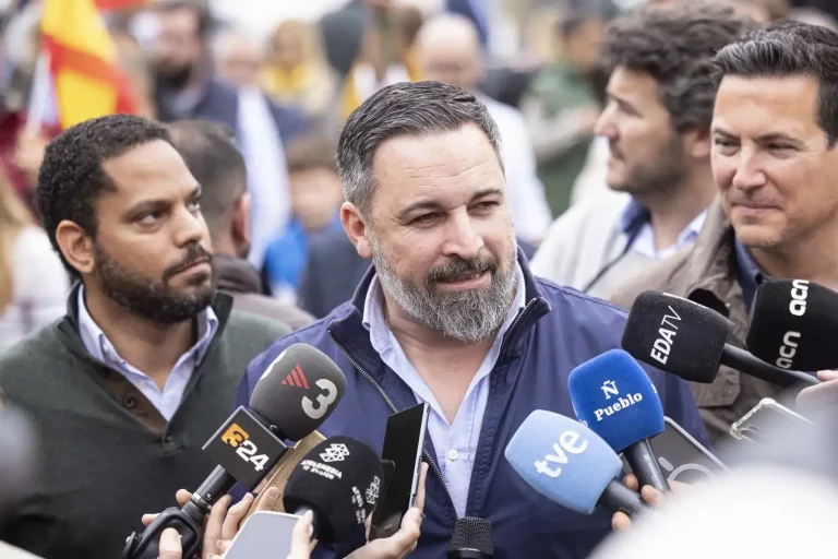 FOTOGRAFÍA. PLAZA DE LA CONSTITUCIÓN ESPAÑOLA DEL BARRIO BONAVISTA DE LA CIUDAD DE TARRAGONA (TARRAGONA) CATALUÑA (REINO DE ESPAÑA), 28 DE ABRIL DE 2024. Campaña Electoral Elecciones Catalanas del 12 de mayo de 2024 (12M). "Cataluña no aguanta más legislatura de chaladura separatista". Así sentenció hoy el candidato de VOX por Tarragona al Parlament de Catalunya para las elecciones 12M, Sergio Macián de Greef (d), fuertemente arropado por la cúpula nacional de VOX, liderada por el presidente del partido, Santiago Abascal Conde (c) -quien se ha estrenado hoy en la campaña electoral catalana después de su histórica aparición en precampaña en Tarrasa (Barcelona)- y por el secretario general de VOX y candidato a President del Govern de la Generalitat de Catalunya, Ignacio Garriga Vaz de Conceiçao (i). Estuvieron presentes entre los integrantes de la candidatura del candidato Marcián, su número 2, Javier Ramírez Gutiérrez; su número 3, Isabel Lorenzo Medina; su número 4, Ricard Montero i Meca; su número 5, Isabel Segarra Clemente; su número 6, Paul Daniel Axinte; su número 7 y portavoz del Grupo Municipal en el Ayuntamiento de Tarragona, Judith Gómez García, entre otros, y varios centenares de simpatizantes y militantes -entre ellos los concejales y la  diputada provincia tarraconense, Ana Belén Rodríguez Ros, en la emblemática plaza de la Constitución española en Tarragona. Lasvocesdelpueblo (Ñ Pueblo)