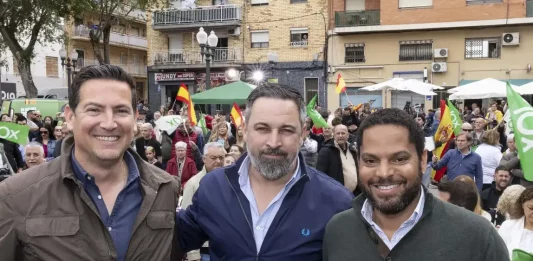 FOTOGRAFÍA. PLAZA DE LA CONSTITUCIÓN ESPAÑOLA DEL BARRIO BONAVISTA DE LA CIUDAD DE TARRAGONA (TARRAGONA) CATALUÑA (REINO DE ESPAÑA), 28 DE ABRIL DE 2024. Campaña Electoral Elecciones Catalanas del 12 de mayo de 2024 (12M). "Cataluña no aguanta más legislatura de chaladura separatista". Así sentenció hoy el candidato de VOX por Tarragona al Parlament de Catalunya para las elecciones 12M, Sergio Macián de Greef (i), fuertemente arropado por la cúpula nacional de VOX, liderada por el presidente del partido, Santiago Abascal Conde (c) -quien se ha estrenado hoy en la campaña electoral catalana después de su histórica aparición en precampaña en Tarrasa (Barcelona)- y por el secretario general de VOX y candidato a President del Govern de la Generalitat de Catalunya, Ignacio Garriga Vaz de Conceiçao (d). Estuvieron presentes entre los integrantes de la candidatura del candidato Marcián, su número 2, Javier Ramírez Gutiérrez; su número 3, Isabel Lorenzo Medina; su número 4, Ricard Montero i Meca; su número 5, Isabel Segarra Clemente; su número 6, Paul Daniel Axinte; su número 7 y portavoz del Grupo Municipal en el Ayuntamiento de Tarragona, Judith Gómez García, entre otros, y varios centenares de simpatizantes y militantes -entre ellos los concejales y la  diputada provincia tarraconense, Ana Belén Rodríguez Ros, en la emblemática plaza de la Constitución española en Tarragona. Lasvocesdelpueblo (Ñ Pueblo)