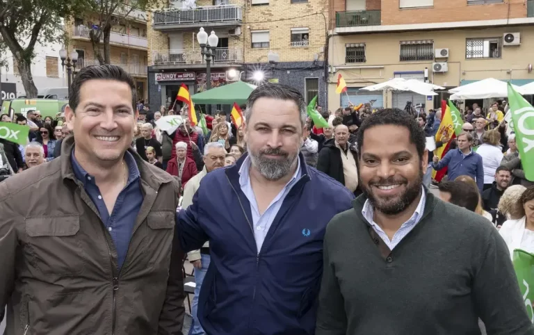 FOTOGRAFÍA. PLAZA DE LA CONSTITUCIÓN ESPAÑOLA DEL BARRIO BONAVISTA DE LA CIUDAD DE TARRAGONA (TARRAGONA) CATALUÑA (REINO DE ESPAÑA), 28 DE ABRIL DE 2024. Campaña Electoral Elecciones Catalanas del 12 de mayo de 2024 (12M). "Cataluña no aguanta más legislatura de chaladura separatista". Así sentenció hoy el candidato de VOX por Tarragona al Parlament de Catalunya para las elecciones 12M, Sergio Macián de Greef (i), fuertemente arropado por la cúpula nacional de VOX, liderada por el presidente del partido, Santiago Abascal Conde (c) -quien se ha estrenado hoy en la campaña electoral catalana después de su histórica aparición en precampaña en Tarrasa (Barcelona)- y por el secretario general de VOX y candidato a President del Govern de la Generalitat de Catalunya, Ignacio Garriga Vaz de Conceiçao (d). Estuvieron presentes entre los integrantes de la candidatura del candidato Marcián, su número 2, Javier Ramírez Gutiérrez; su número 3, Isabel Lorenzo Medina; su número 4, Ricard Montero i Meca; su número 5, Isabel Segarra Clemente; su número 6, Paul Daniel Axinte; su número 7 y portavoz del Grupo Municipal en el Ayuntamiento de Tarragona, Judith Gómez García, entre otros, y varios centenares de simpatizantes y militantes -entre ellos los concejales y la  diputada provincia tarraconense, Ana Belén Rodríguez Ros, en la emblemática plaza de la Constitución española en Tarragona. Lasvocesdelpueblo (Ñ Pueblo)