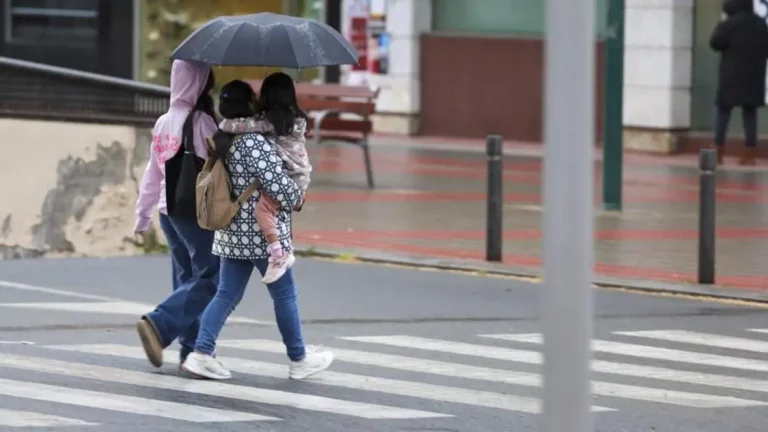 FOTOGRAFÍA. TOLEDO (REINO DE ESPAÑA), 11 DE ABRIL DE 2025. El tiempo inestable protagonizará la Semana Santa. n la imagen una familia camina bajo la lluvia en Toledo. Efe