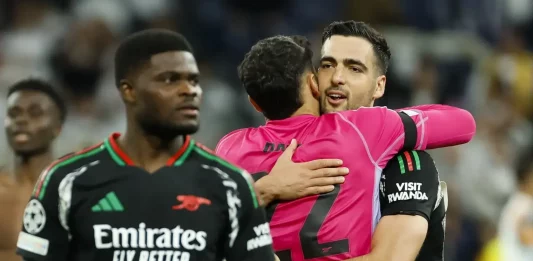 FOTOGRAFÍA. MADRID (REINO DE ESPAÑA), 16 DE ABRIL DE 2025. Los jugadores españoles del Arsenal, Mikel Merino (d) y David Raya, celebran la victoria tras el partido de vuelta de cuartos de final de la Liga de Campeones que Real Madrid y Arsenal jugaron en el estadio Santiago Bernabéu. Efe