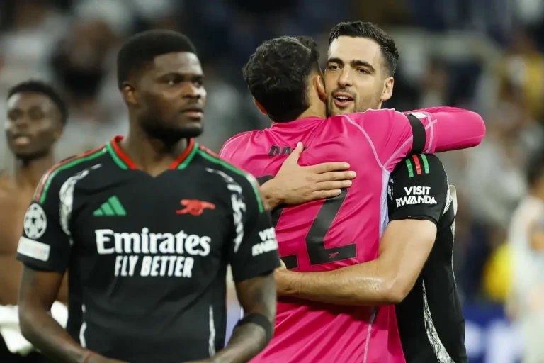 FOTOGRAFÍA. MADRID (REINO DE ESPAÑA), 16 DE ABRIL DE 2025. Los jugadores españoles del Arsenal, Mikel Merino (d) y David Raya, celebran la victoria tras el partido de vuelta de cuartos de final de la Liga de Campeones que Real Madrid y Arsenal jugaron en el estadio Santiago Bernabéu. Efe