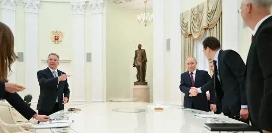FOTOGRAFÍA. MOSCÚ (RUSIA), 25 DE ABRIL DE 2025. El presidente de Rusia, Vladímir Putin (fondo derecha), se mostró hoy dispuesto a negociar directamente la paz con Ucrania, algo que no ocurre desde marzo de 2022, tras mantener consultas en el Kremlin, Presidencia del Gobierno de la Federación Rusa, con el emisario de United States of America (USA), Steve Witkoff (fondo izquierda). Efe