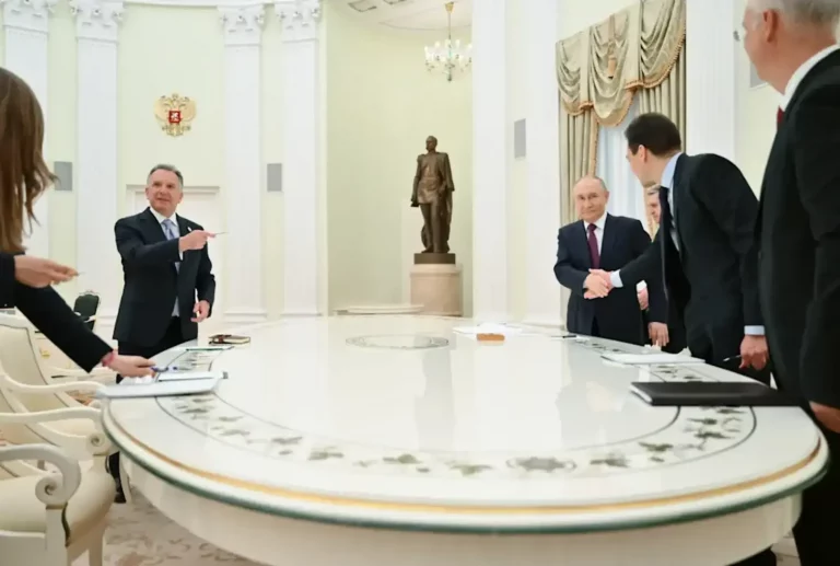 FOTOGRAFÍA. MOSCÚ (RUSIA), 25 DE ABRIL DE 2025. El presidente de Rusia, Vladímir Putin (fondo derecha), se mostró hoy dispuesto a negociar directamente la paz con Ucrania, algo que no ocurre desde marzo de 2022, tras mantener consultas en el Kremlin, Presidencia del Gobierno de la Federación Rusa, con el emisario de United States of America (USA), Steve Witkoff (fondo izquierda). Efe
