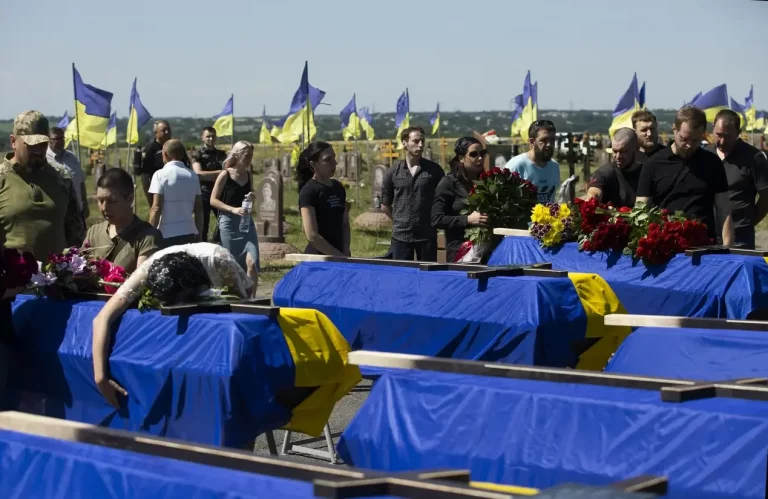 FOTOGRAFÍA. KIEV (UCRANIA), 01 DE JULIO DE 2022. Ceremonia de entierro de los cuerpos de los soldados caídos en la guerra contra Rusia. Efe