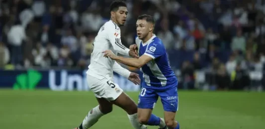FOTOGRAFÍA. MADRID (REINO D EESPAÑA), 24 DE SEPTIEMBRE DE 2024. El delantero argentino del Alavés, Tomás Conechny (d), se lleva el balón ante el centrocampista inglés del Real Madrid, Jude Bellingham, durante el encuentro correspondiente a la séptima jornada de Laliga EA Sports que Real Madrid y Alavés disputaron en el estadio Santiago Bernabéu, en Madrid. Efe
