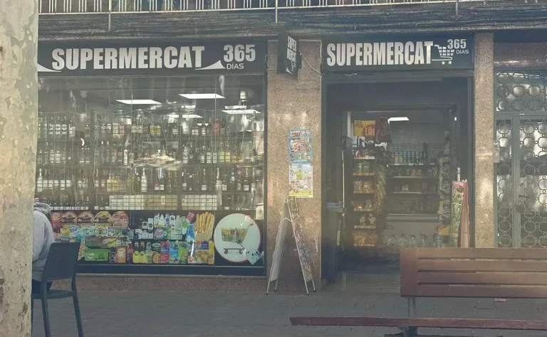 FOTOGRAFÍA. GAVÁ (BARCELONA) REINO D EESPAÑA, 22 DE ABRIL DE 2025. Detalle de la fachada del negocio de un inmigrante de origen Pakistán, "detenido" por presunta violación sexual a una mujer hispanoamericano en el baño de su tienda en la Rambla de Gavá el pasado viernes Santo, 18 de abril de 2025, de acuerdo con los reportes de varios vecinos y afirmaciones del dirigente local de VOX. Lasvocesdelpueblo (Ñ Pueblo)