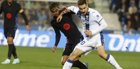 FOTOGRAFÍA. MADRID (REINO DE ESPAÑA), 12 DE ABRIL DE 2025. Javi Hernández, del Leganés, protege el balón ante Lamine Yamal (FC Barcelona), durante el partido correspondiente a la jornada 31 de LaLiga EA Sports disputado este sábado en el estadio de Butarque. Efe