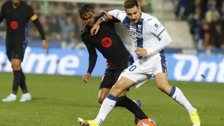 FOTOGRAFÍA. MADRID (REINO DE ESPAÑA), 12 DE ABRIL DE 2025. Javi Hernández, del Leganés, protege el balón ante Lamine Yamal (FC Barcelona), durante el partido correspondiente a la jornada 31 de LaLiga EA Sports disputado este sábado en el estadio de Butarque. Efe