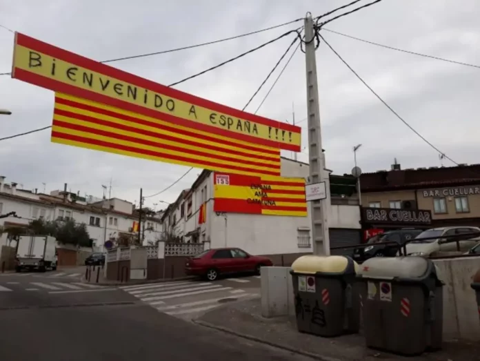 FOTOGRAFÍA. VILA-ROJA (GERONA) CATALUÑA (REINO DE ESPAÑA, 17 DICIEMBRE DE 2017. Detalle de la entrada de Vila-roja, una barriada de la provincia de Gerona, autoproclama territorio español, después de la Declaración Unilateral de Independencia de Cataluña (DUI) del pasado 27 de octubre de 2017 en la cámara sediciosa catalana bajo órdenes del gobierno golpista de Carles Puigdemont Casamajó y Oriol Junqueras Vies -presidente y vicepresidente, respectivamente-, un Ejecutivo autonómico cesado en aplicación de la Constitución Española. Lasvocesdelpueblo (Ñ Pueblo).
