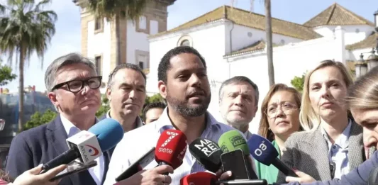 FOTOGRAFÍA. ALGECIRAS (ANDALUCÍA) REINO DE ESPAÑA, 22 DE ABRIL DE 2025. El secretario general de VOX, Ignacio Garriga Vaz de Conceçao (c); visitó hoy Algeciras acompañado por el portavoz del Grupo Parlamentario de VOX en el Parlamento de Andalucía, Manuel Gavira Florentino (i); el equipo provincial de Cádiz, y diputados nacionales y concejales de la Región de Andalucía. Lasvocesdelpueblo (Ñ Pueblo)