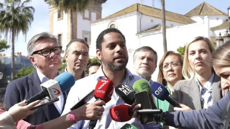 FOTOGRAFÍA. ALGECIRAS (ANDALUCÍA) REINO DE ESPAÑA, 22 DE ABRIL DE 2025. El secretario general de VOX, Ignacio Garriga Vaz de Conceçao (c); visitó hoy Algeciras acompañado por el portavoz del Grupo Parlamentario de VOX en el Parlamento de Andalucía, Manuel Gavira Florentino (i); el equipo provincial de Cádiz, y diputados nacionales y concejales de la Región de Andalucía. Lasvocesdelpueblo (Ñ Pueblo)