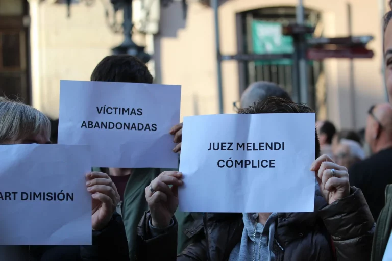 FOTOGRAFÍA. TERRASSA (BARCELONA) CATALUÑA (REINO DE ESPAÑA, 10 DE ABRIL DE 2025. La portavoz del Grupo Municipal de VOX en el Ayuntamiento de Terrassa y líder local del partido, Alicia Tomás Martínez; el empresario, presidente de la empresa DESOKUPA, Daniel Esteve Martínez, conocido como "Dani SDK" (i); y al concejal del grupo Municipal de VOX en Terrassa, Daniel Pinto Bausela, arroparon hoy a la víctima de agresiones sexual grupal, Lourdes, durante la concentración "Justicia para las Víctimas. No privilegios para los Violadores. ¡Basta de importar delincuentes!", convocada por VOX Terrassa frente al Ayuntamiento de la ciudad. Lasvocesdelpueblo (Ñ Pueblo)
