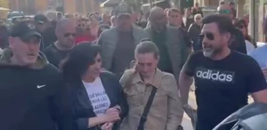 FOTOGRAFÍA. TERRASSA (BARCELONA) CATALUÑA (REINO DE ESPAÑA, 10 DE ABRIL DE 2025. La portavoz del Grupo Municipal de VOX en el Ayuntamiento de Terrassa y líder local del partido, Alicia Tomás Martínez (2 i), junto a la víctima de agresiones sexual grupal, Lourdes (2 d); al empresario, presidente de la empresa DESOKUPA, Daniel Esteve Martínez, conocido como "Dani SDK" (i); y al concejal del grupo Municipal de VOX en Terrassa, Daniel Pinto Bausela (d), a su llegada a la concentración "Justicia para las Víctimas. No privilegios para los Violadores. ¡Basta de importar delincuentes!".