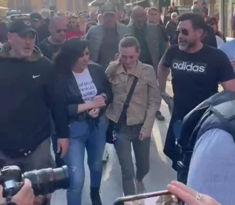 FOTOGRAFÍA. TERRASSA (BARCELONA) CATALUÑA (REINO DE ESPAÑA, 10 DE ABRIL DE 2025. La portavoz del Grupo Municipal de VOX en el Ayuntamiento de Terrassa y líder local del partido, Alicia Tomás Martínez (2 i), junto a la víctima de agresiones sexual grupal, Lourdes (2 d); al empresario, presidente de la empresa DESOKUPA, Daniel Esteve Martínez, conocido como "Dani SDK" (i); y al concejal del grupo Municipal de VOX en Terrassa, Daniel Pinto Bausela (d), a su llegada a la concentración "Justicia para las Víctimas. No privilegios para los Violadores. ¡Basta de importar delincuentes!".