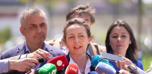 FOTOGRAFÍA. BADAJOZ (EXTREMADURA) REINO DE ESPAÑA, 25 DE ABRIL DE 2025. La coordinadora nacional jurídica de Vox, que ejerce la Acusación Popular, Marta Castro Fuentes, atiendo a los medios de comunicación tras los testificales del investigado por corrupción David Sánchez Pérez-Castejón, hermano del presidente del Gobierno de España y secretario general del Partido Socialista (PSOE), Pedro Sánchez Pérez-Castejón. Lasvocesdelpueblo (Ñ Pueblo)