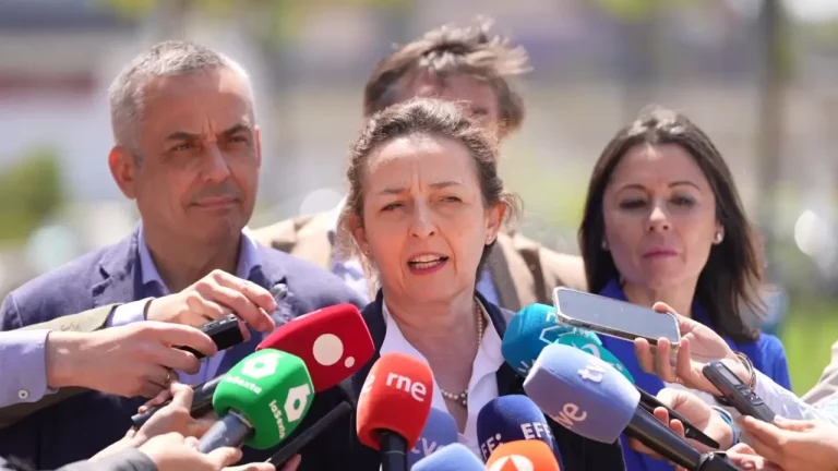 FOTOGRAFÍA. BADAJOZ (EXTREMADURA) REINO DE ESPAÑA, 25 DE ABRIL DE 2025. La coordinadora nacional jurídica de Vox, que ejerce la Acusación Popular, Marta Castro Fuentes, atiendo a los medios de comunicación tras los testificales del investigado por corrupción David Sánchez Pérez-Castejón, hermano del presidente del Gobierno de España y secretario general del Partido Socialista (PSOE), Pedro Sánchez Pérez-Castejón. Lasvocesdelpueblo (Ñ Pueblo)