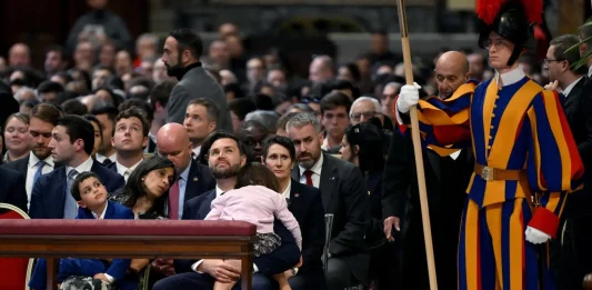 FOTOGRAFÍA. CIUDAD DEL VATICANO (EL VATICANO), VIRNES SANTO 18 DE ABRIL DE 2025. El vicepresidente de Estados Unidos de América, James David Vance (c) y su esposa Usha Vance (2 i) y sus hijos asisten a la Misa del Viernes Santo por la Pasión del Cristo en la Basílica de San Pedro en el Vaticano, Ciudad del Vaticano, 18 de abril de 2025. (Italia, Roma). Efe
